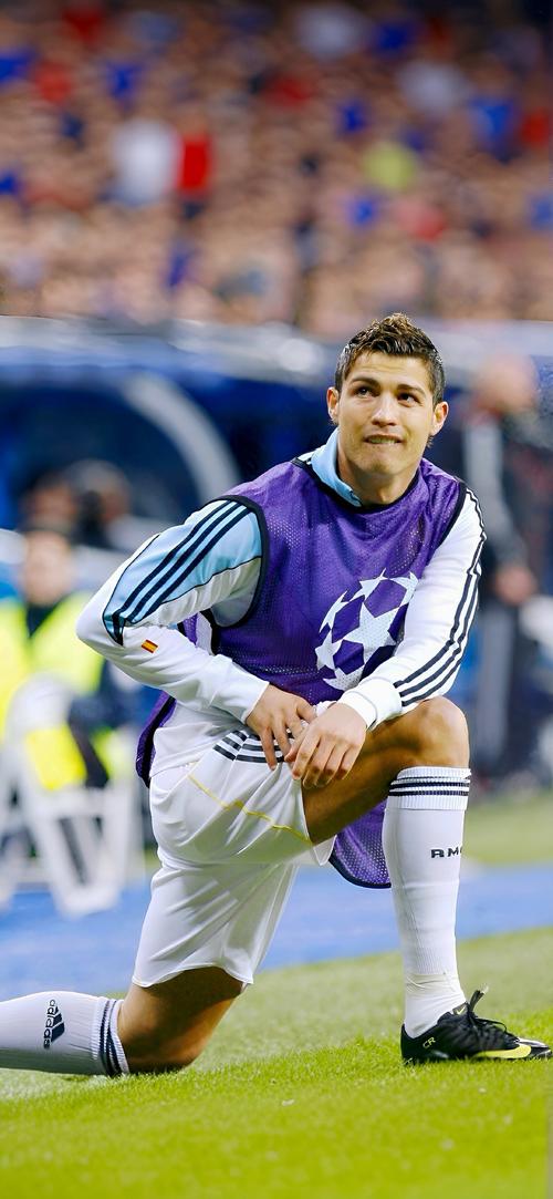 凯恩切换到“全能战士”模式，拜仁可以专心打欧冠了！（凯恩开启全能战士模式，拜仁可专注欧冠征程！）