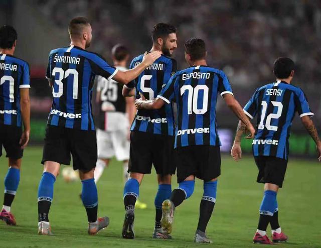 达成巴萨一线队百场里程碑，费尔明获赠纪念球衣（费尔明达成巴萨一线队第100场，获赠纪念球衣）